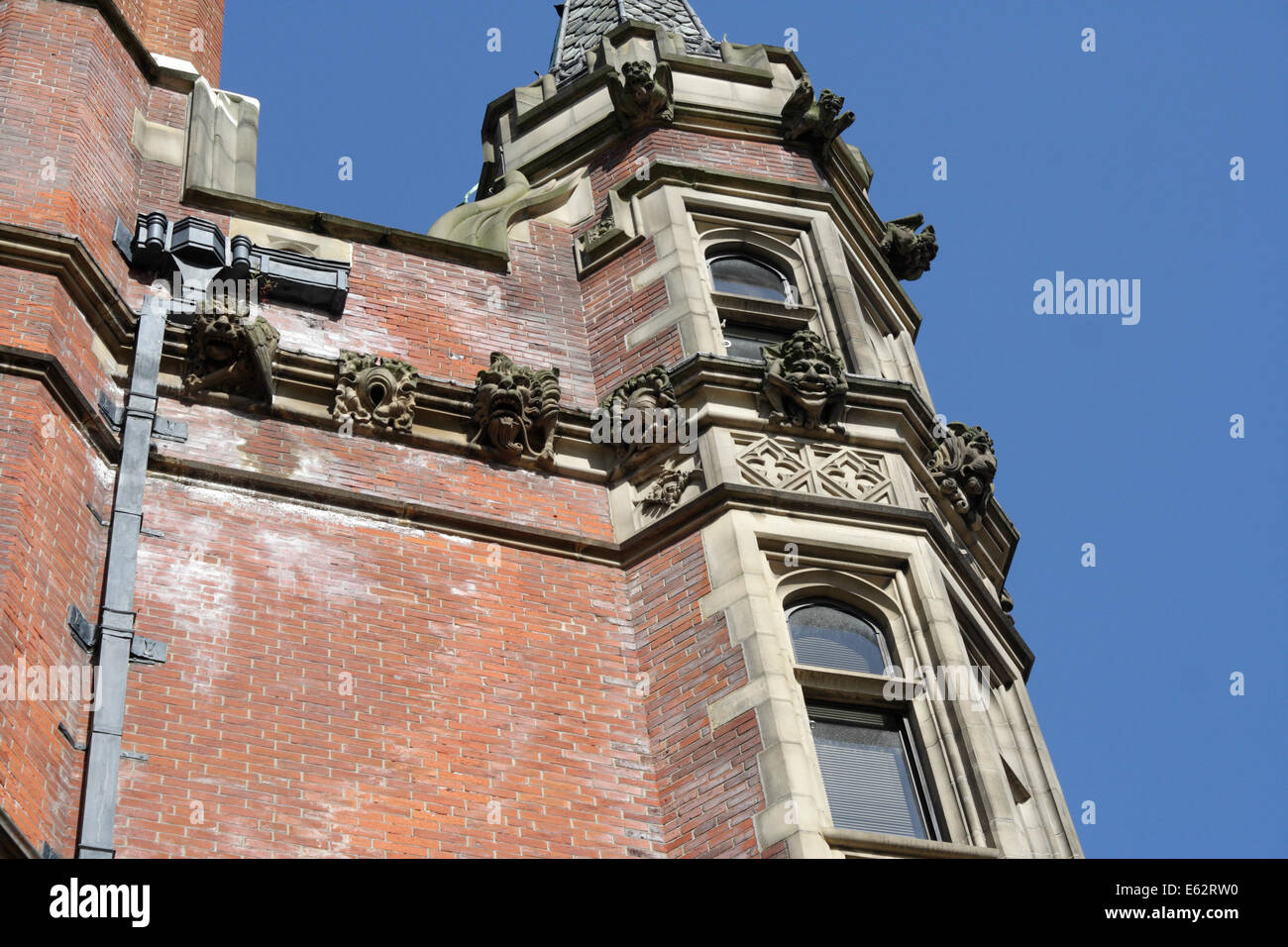 Details auf der Seite des Gebäudes im Zentrum von Sheffield England, kunstvolle Gebäudearchitektur Gargoyles Lloyds Bank Gebäude von East Parade Stockfoto