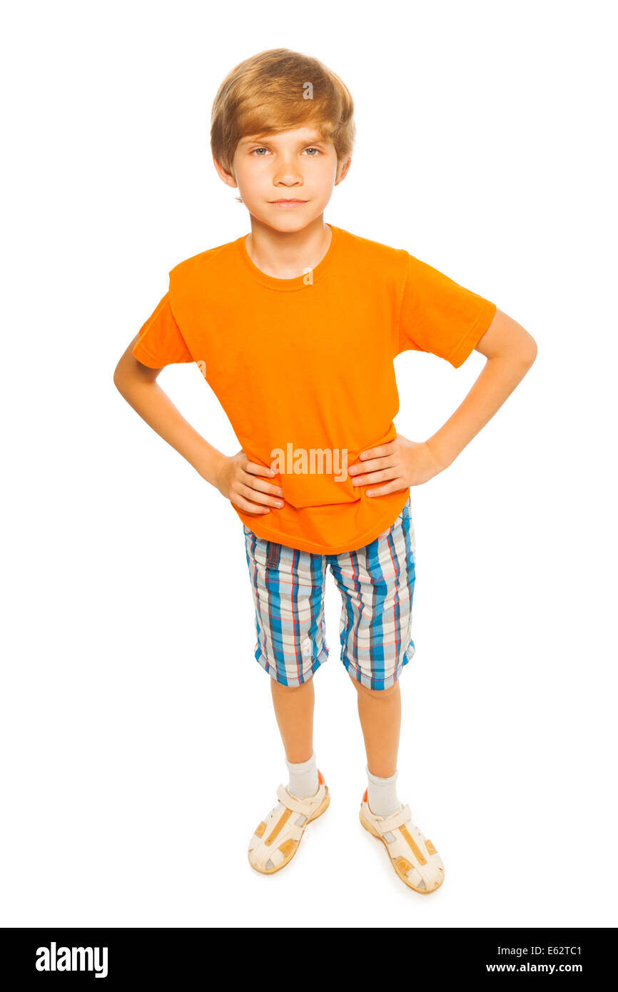 Junge im orangefarbenen t-Shirt Stockfoto