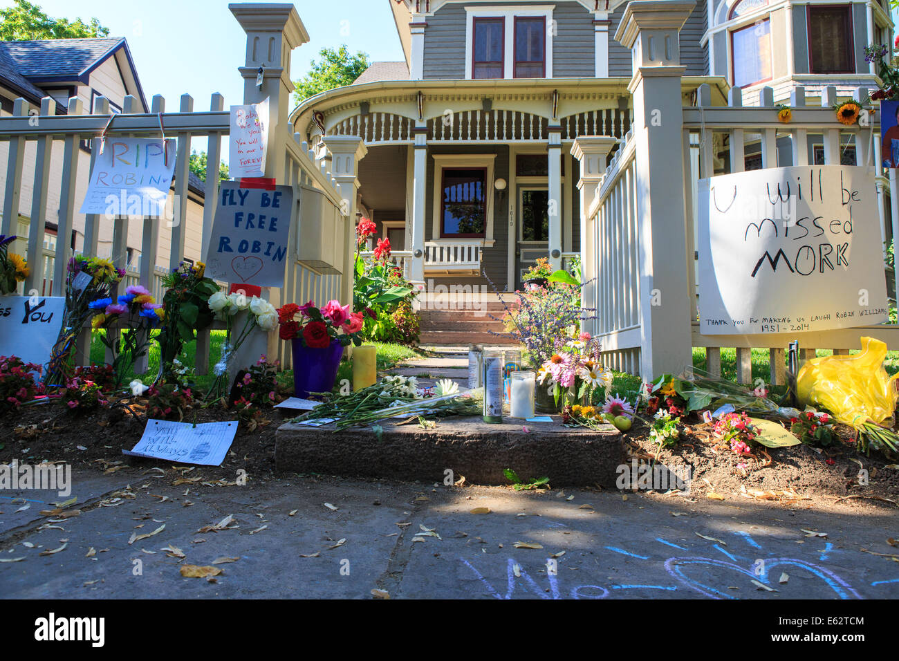 Boulder, Colorado, USA.  12. August 2014. Fans von Schauspieler und Komiker Robin Williams würdigen Zuhause als die Außenkulissen der Fernsehserie Mork & Mindy 1619 Pine Street in Boulder, Colorado, USA am Boulder.  Williams begann seine Karriere beim Spielen ein Alien namens Mork vom Planeten Ork von 1978 bis 1982. (c) Ed Endicott/Alamy Live-Nachrichten Stockfoto