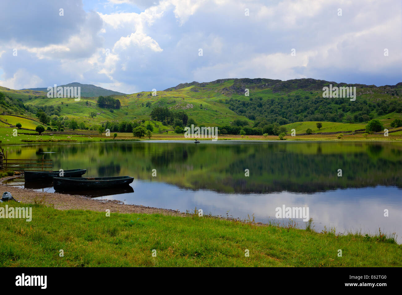 Boote Watendlath Tarn Seenplatte Cumbria England zwischen Borrowdale und Thirlmere Täler in der Nähe von Derwent Water ruhig noch Tag Stockfoto