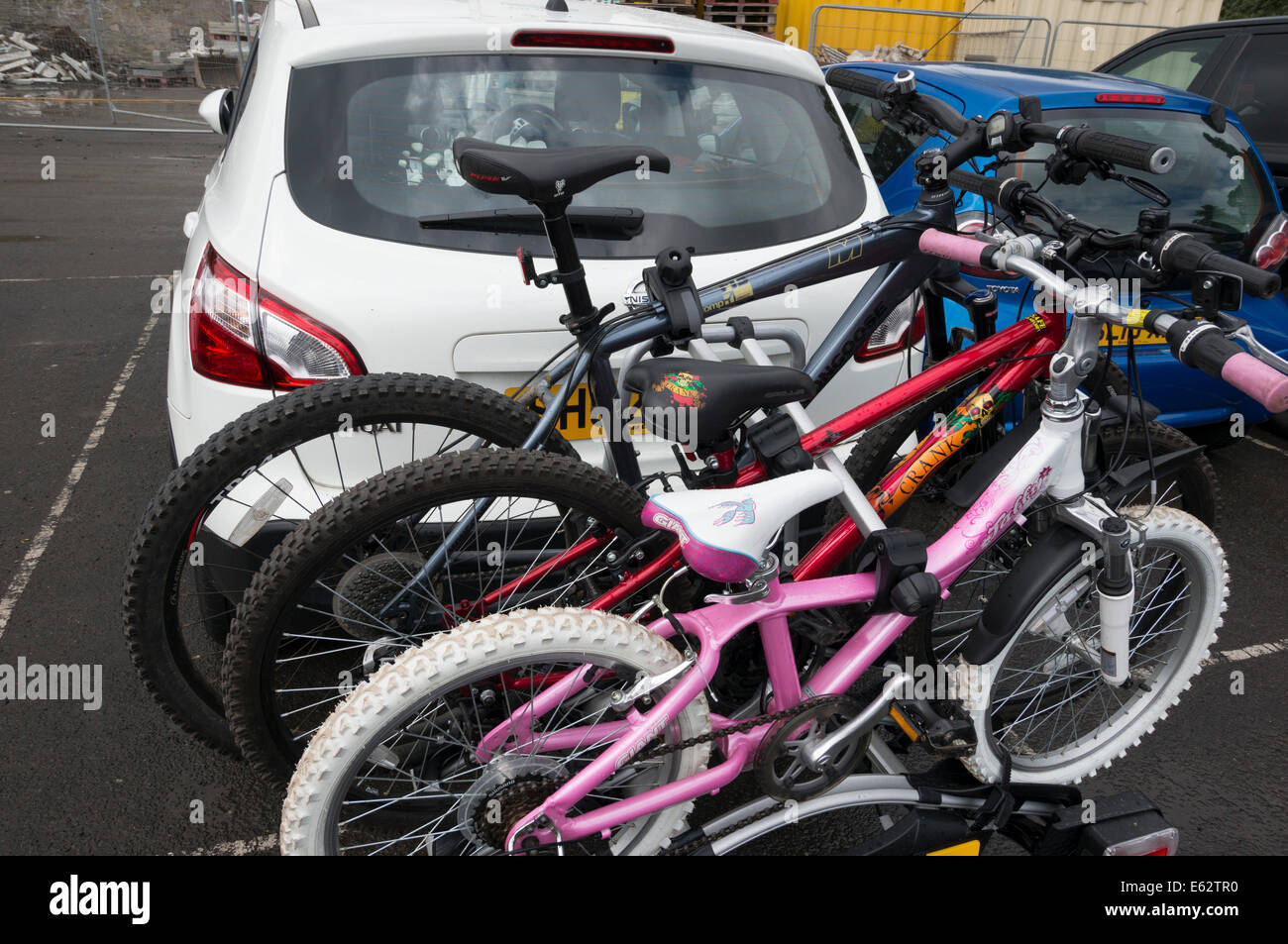 Auto mit dreifach Fahrradträger, Stockfoto