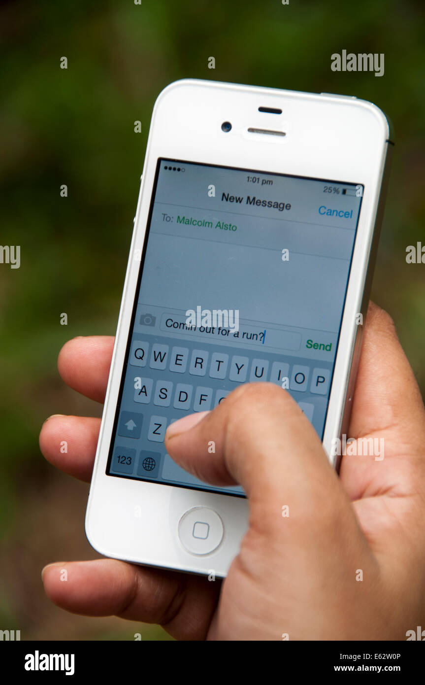 SMS in Smartphone, Nahaufnahme Stockfoto