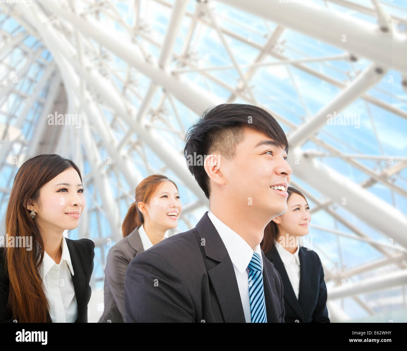 junge Unternehmer und Unternehmerin stehen im modernen Büro Stockfoto