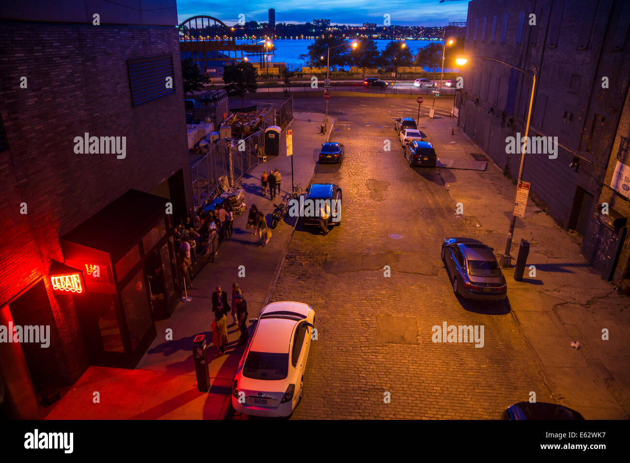 Manhattan, New York. Menschen warten auf eine Diskothek in der Nähe der Waterfront und der High Line Park betreten. Stockfoto