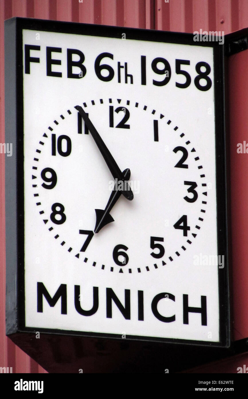 Manchester, UK. 12. August 2014. ReUnited14 - Manchester United gegen Valencia. Das erste Heimspiel für neue Manager Louis Van Gaal und die endgültige Pre Saison Befestigung vor die Fußball-Saison 2014/15 - Old Trafford, Manchester, England am 12. August 2014 angepfiffen Bild - The Munich-Uhr, ein Denkmal für die Spieler, die in die Münchner Air Crash des Jahres 1958 starb. Bildnachweis: KEITH MAYHEW/Alamy Live-Nachrichten Stockfoto