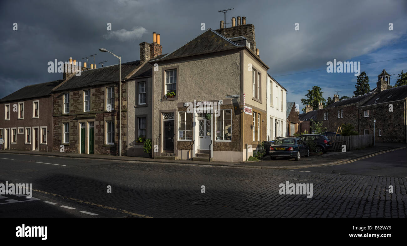 Kelso, Scottish Borders - traditionellen alten schottischen umfasst. Ein Barber Shop und Schlepptau der terrassenförmig angelegten Bungalows. Stockfoto