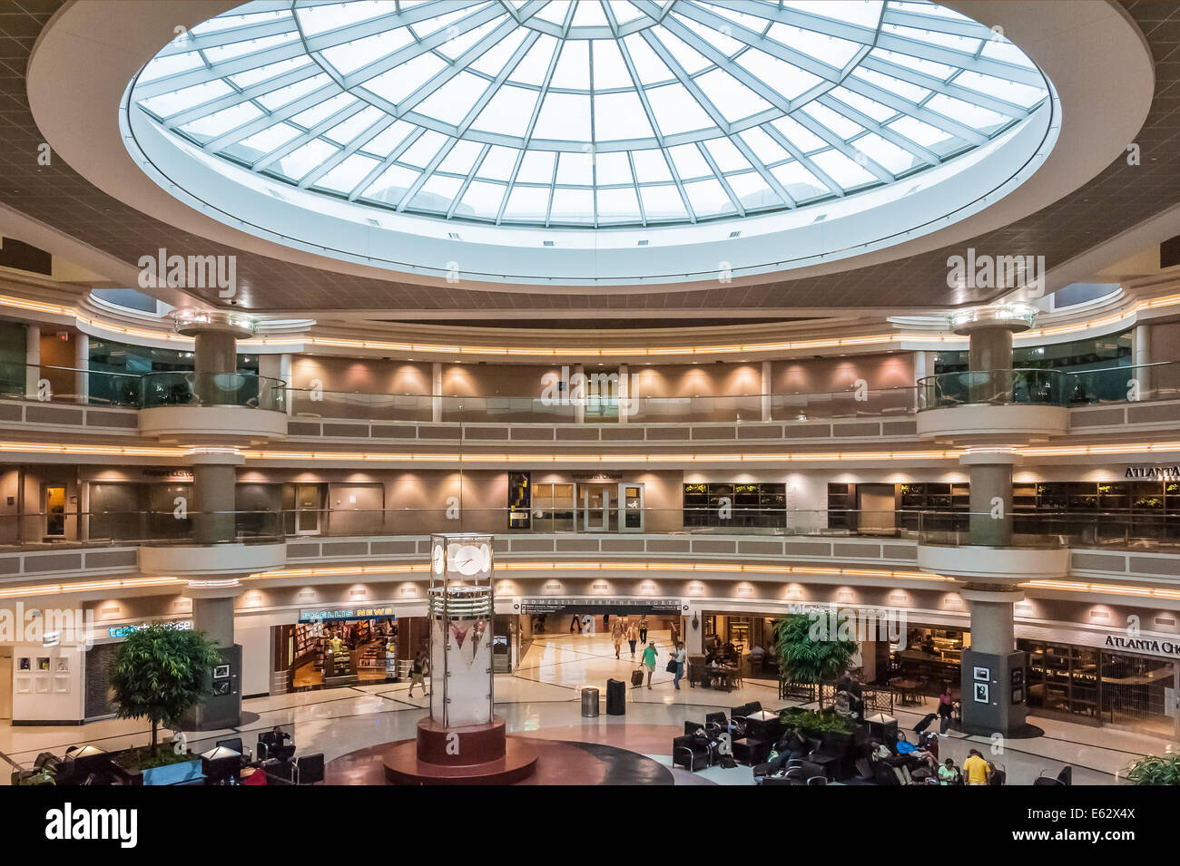 Ansicht des zentralen Atrium auf die inländischen Terminal der Hartsfield-Jackson Atlanta International Airport in Atlanta, Georgia, USA. Stockfoto