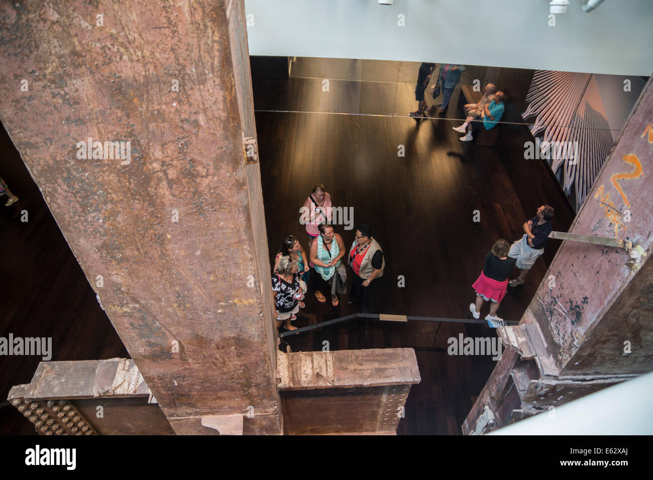 Manhattan, New York. Menschen stehen in der 9/11 Memorial Ebene der Stiftungen in der Nähe der Ruine ein original Metall Träger. Stockfoto