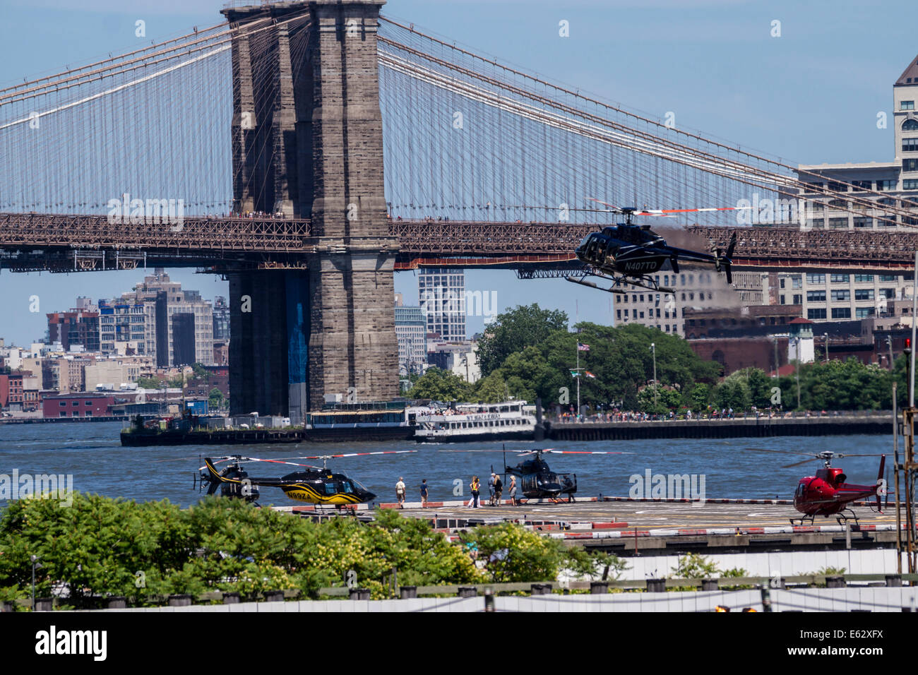 New York. Hubschrauber abheben von einem Hubschrauberlandeplatz in Manhattan, in der Nähe der Brooklyn Bridge. Stockfoto