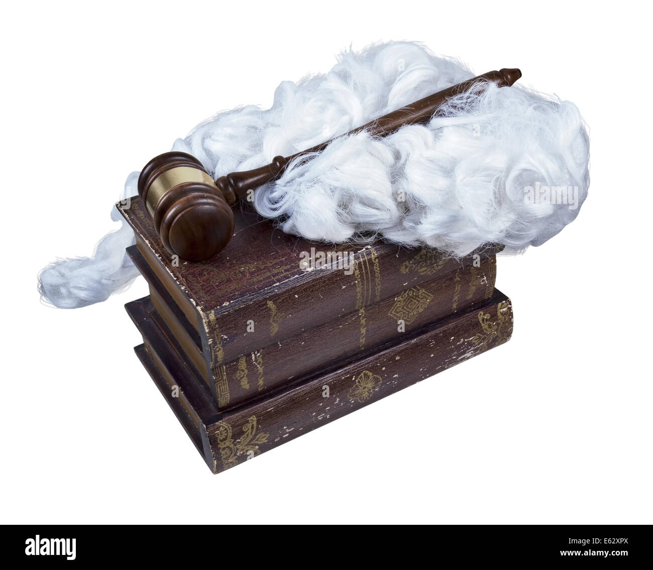 Juristische Bücher mit Richter Perücke und einem hölzernen Hammer - inklusive Pfad Stockfoto