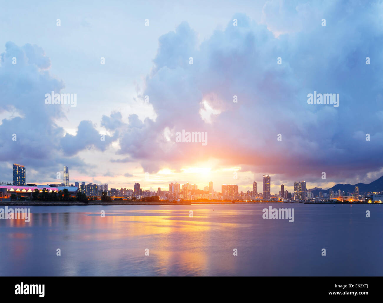 Sonnenuntergang in Hong Kong City, Kwun Tong Stockfoto