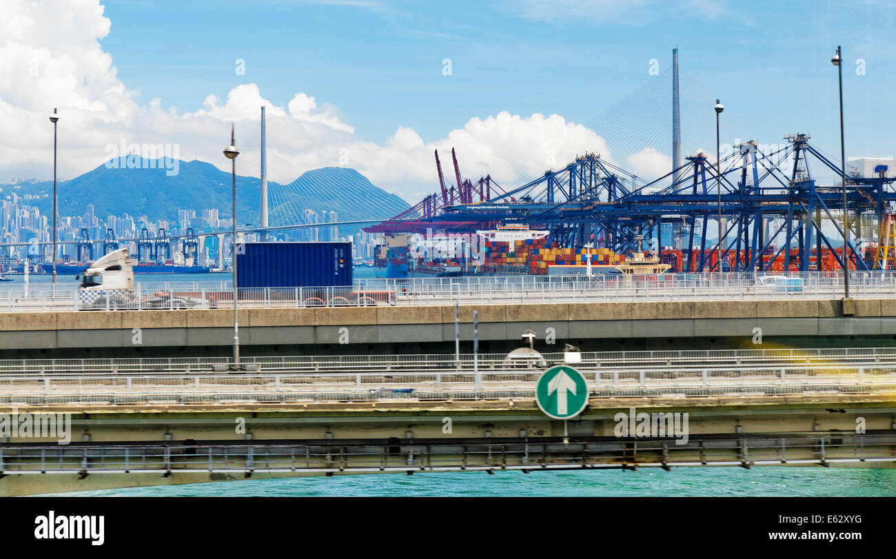 Port-Lager mit Behältern und industrielle Fracht am Tag Stockfoto