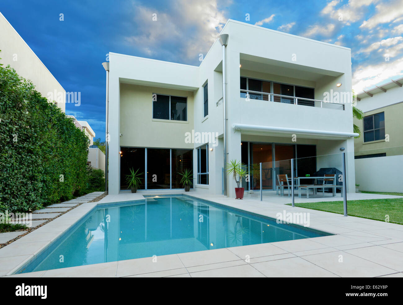Luxuriöses, modernes Haus mit Pool und Garten Stockfoto