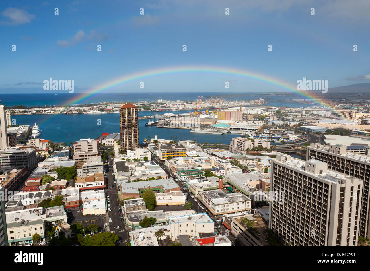 Doppelter Regenbogen über Honolulu, Hawaii Stockfoto
