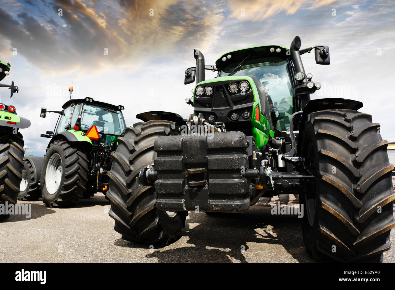 riesigen landwirtschaftlichen Traktoren auf Aufstellungen Stockfoto
