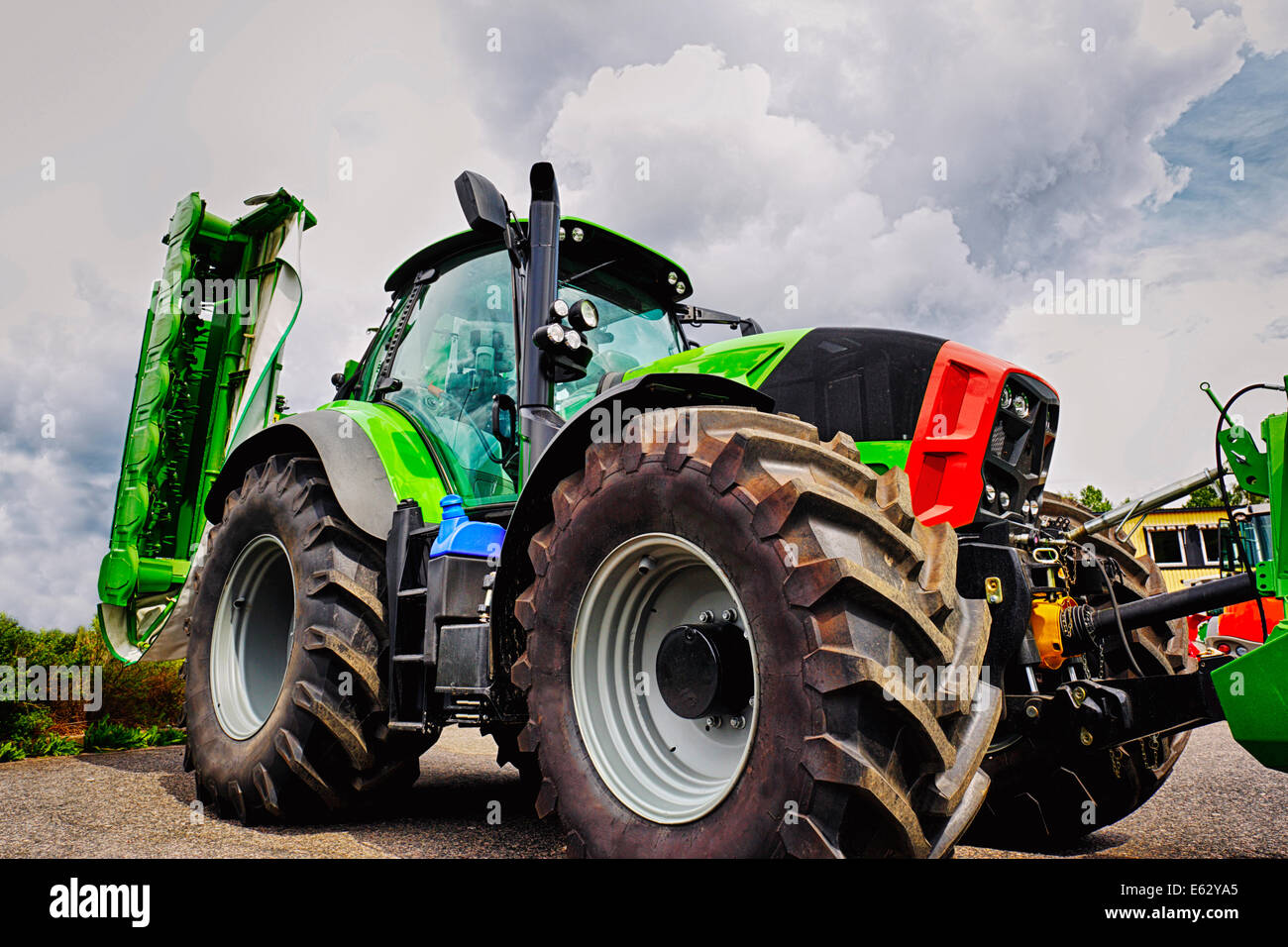 Riesen Traktor und Pflug Stockfoto