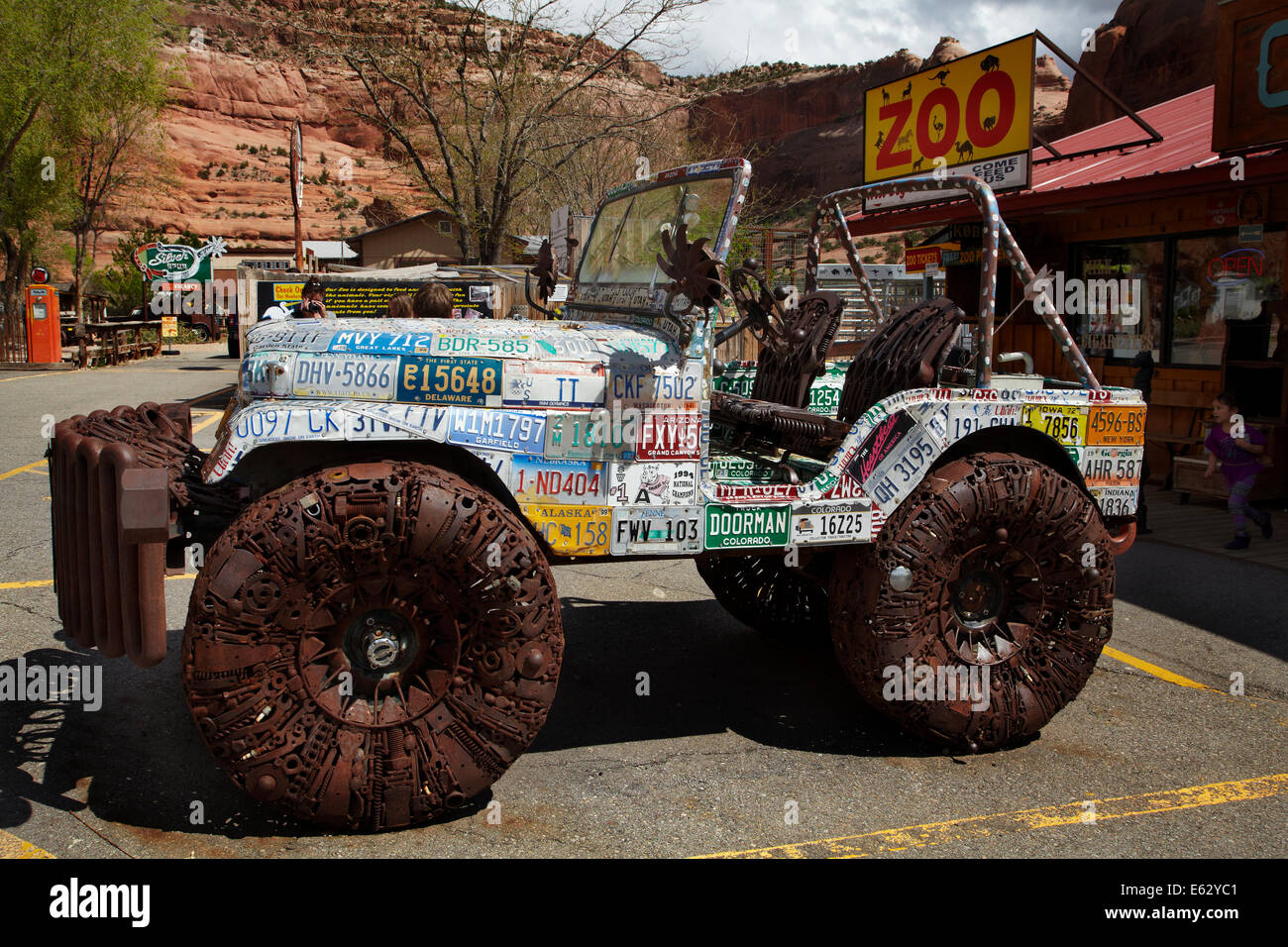 Jeep-Kunstwerk gemacht der Nummernschilder und Metallteile, Loch n Rock touristischen Zentrum, in der Nähe von Moab, Utah, USA Stockfoto