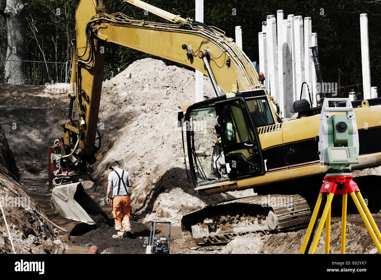 Vermessung-Messgerät abzielen, Bulldozer und Website-Arbeiter, Gebäude indusrty Stockfoto