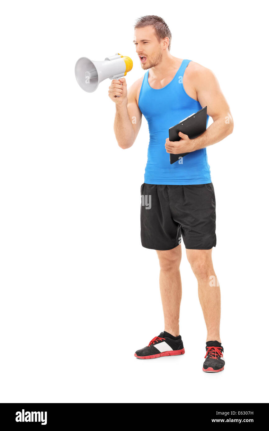 In voller Länge Portrait eines Fitnesstrainers schreien auf ein Megaphon isoliert auf weißem Hintergrund Stockfoto