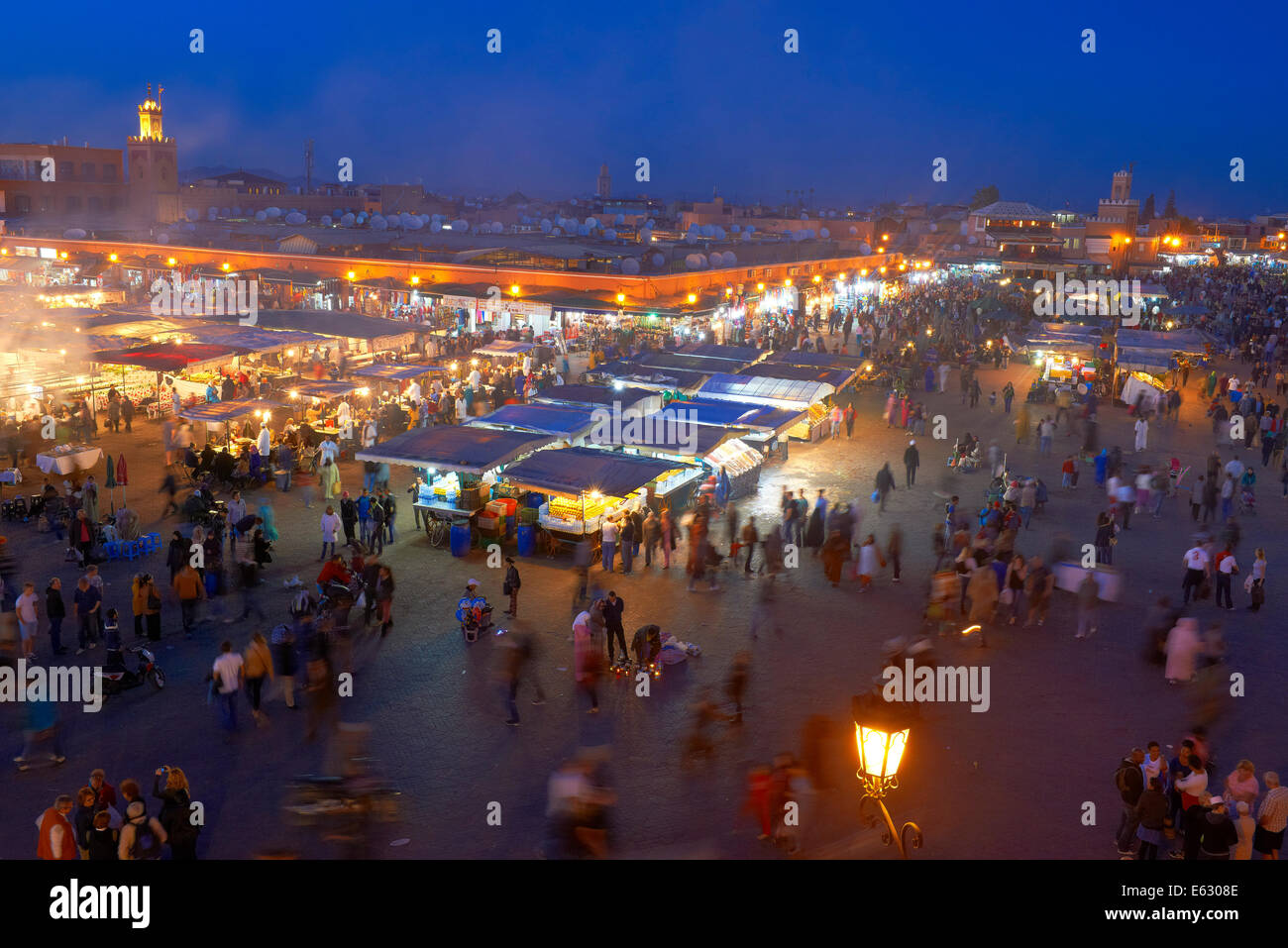 Djemaa El Fna Platz in Marrakesch, Worlrd Weltkulturerbe, Jemaa El Fna Platz bei Dämmerung, Marokko, Maghreb, Nordafrika Stockfoto