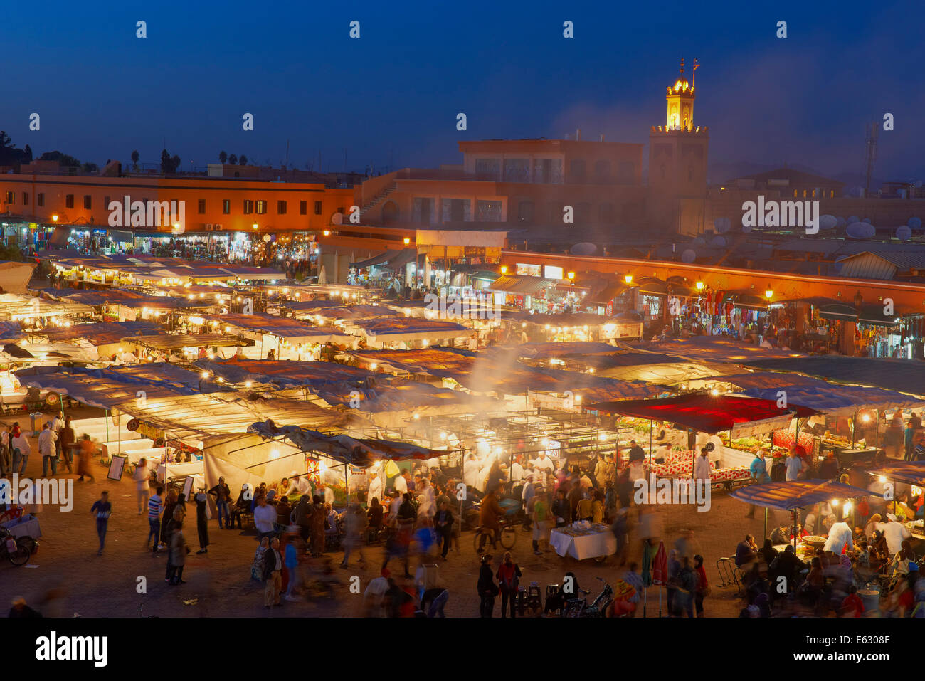 Djemaa El Fna Platz in Marrakesch, Worlrd Weltkulturerbe, Jemaa El Fna Platz bei Dämmerung, Marokko, Maghreb, Nordafrika Stockfoto