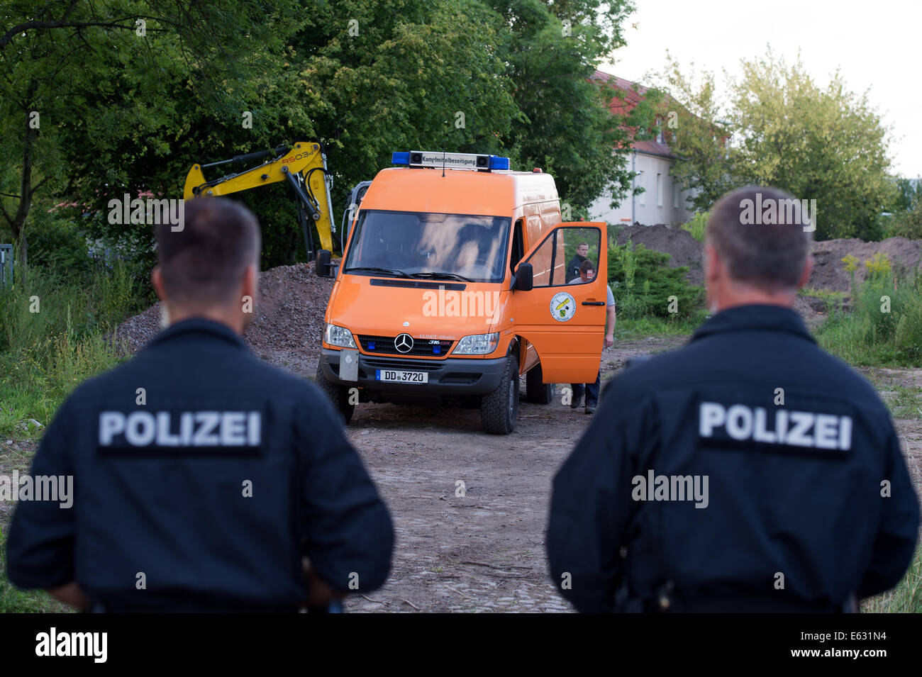 Dresden, Deutschland. 12. August 2014. Polizisten und ein Fahrzeug des Referats Bombe zur Verfügung stehen auf dem Gelände, wo eine US-Flugzeug Bombe des zweiten Weltkriegs in Dresden, Deutschland, 12. August 2014 gefunden wurde. Blindgänger, ein US-Flugzeug Bombe mit einem Gewicht von fünf Zentner, fand man bei Aushubarbeiten, örtliche Polizei erklärte. Bildnachweis: Dpa picture Alliance/Alamy Live News Stockfoto