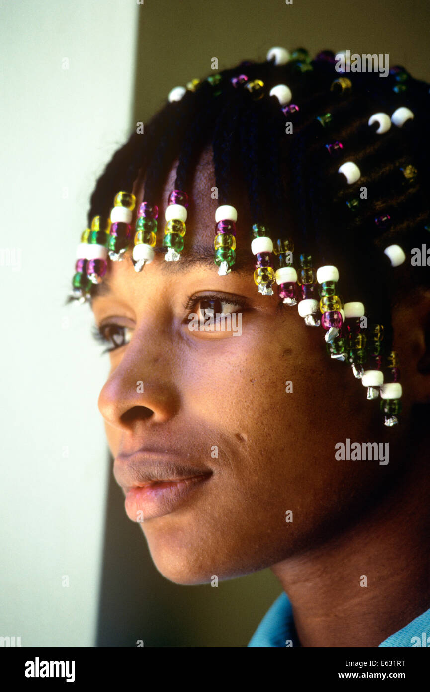 1980ER JAHRE PORTRAIT AFROAMERIKANISCHE MÄDCHEN MIT HAAREN IN CORNROW FLECHTEN Stockfoto