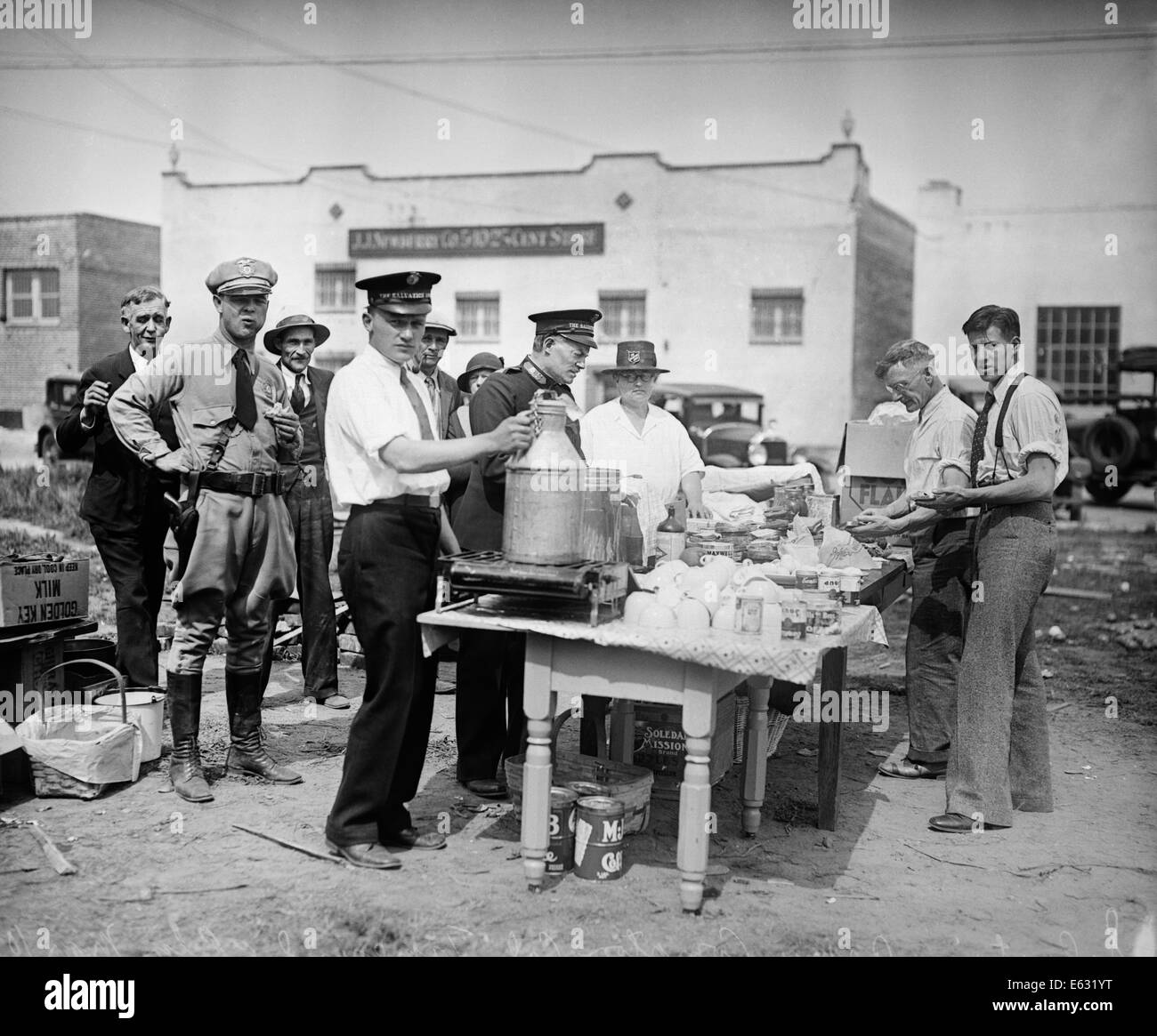 1930ER JAHRE 10. MÄRZ 1933 ERDBEBEN NACHMAHD GRUPPE DER WARTENDEN IN DER NAHRUNG LINIEN LONG BEACH KALIFORNIEN USA Stockfoto