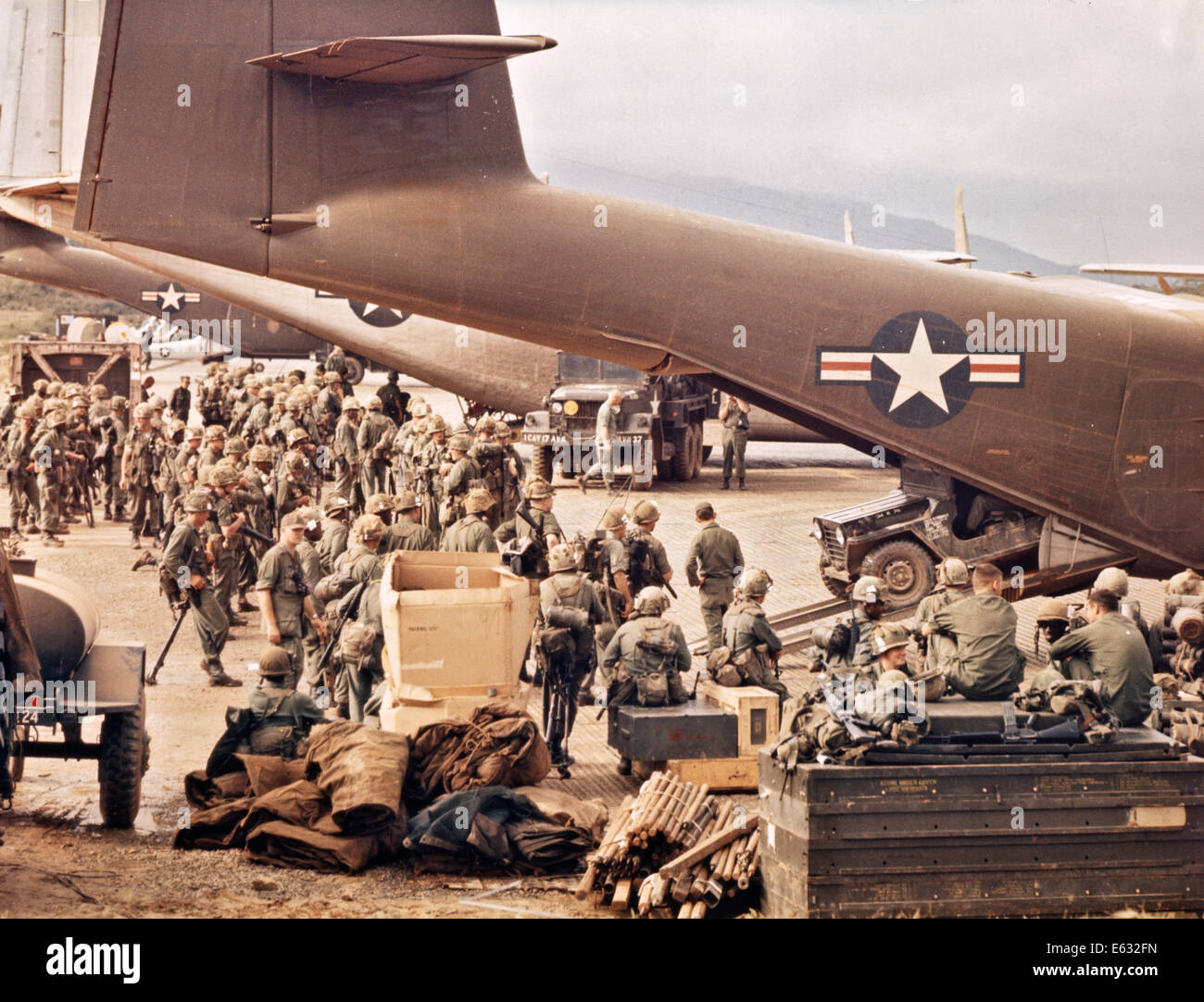 1966 ENTLADEN LUFTBRÜCKE VON LIEFERUNGEN UND TRUPPEN BONG SOHN ZU BEGINN DER OPERATION MASHER WEIßEN FLÜGEL WÄHREND VIETNAMKRIEG Stockfoto