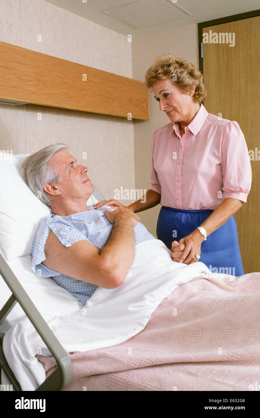 Besuchender freund des mannes und der frau im krankenhaus Fotos und Bildmaterial in hoher