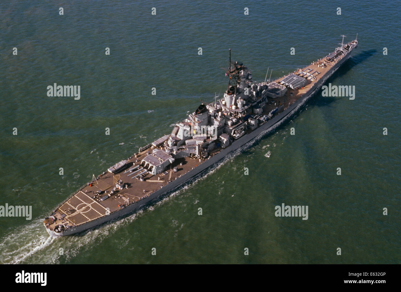 1980ER JAHRE LUFTBILD DER MARINE USS MISSOURI SCHLACHTSCHIFF AUF HOHER SEE Stockfoto