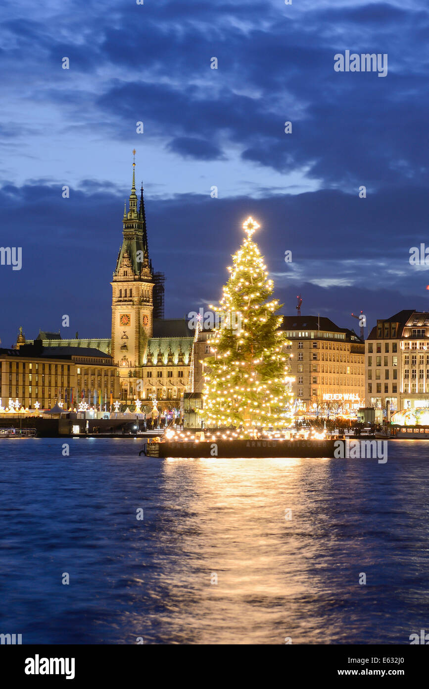 Binnenalster See mit Weihnachtsbaum und Rathaus in der Weihnachtszeit, Hamburg, Deutschland Stockfoto