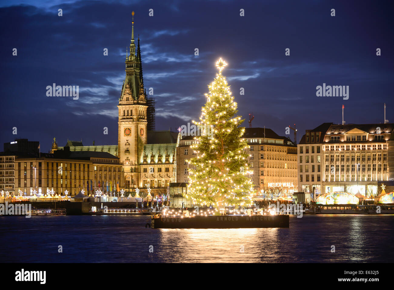 Binnenalster See mit Weihnachtsbaum und Rathaus in der Weihnachtszeit, Hamburg, Deutschland Stockfoto