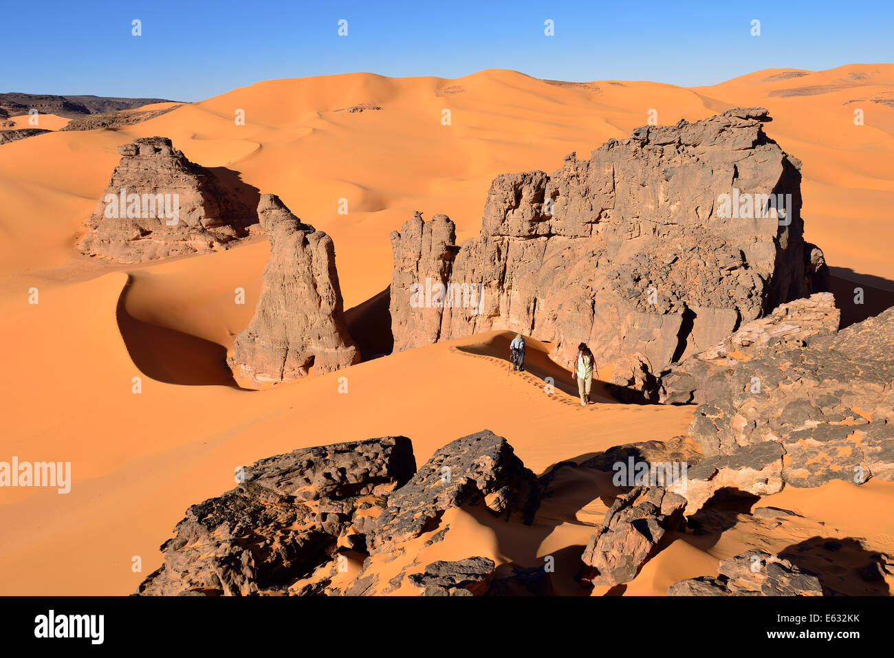 Menschen wandern in den Dünen und Felsen Moul Naga, Tadrart, Nationalpark Tassili n ' Ajjer, UNESCO-Weltkulturerbe Stockfoto