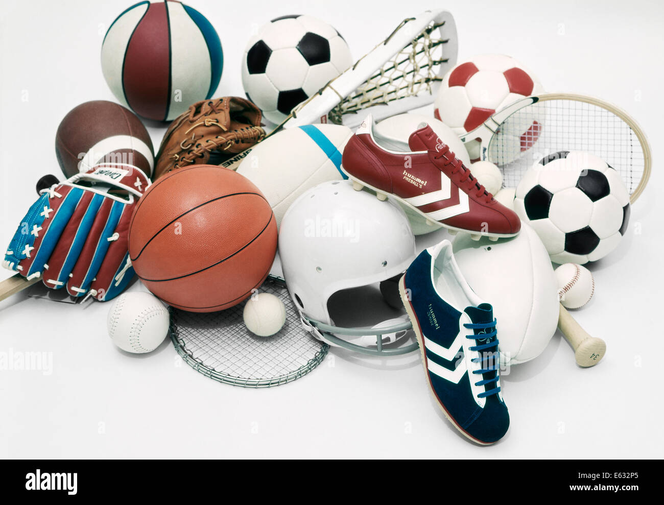 1970ER JAHREN SORTIERT VINTAGE SPORT AUSRÜSTUNG ANORDNUNG FOOTBALL HELM LAUFSCHUH BASKETBALL TENNIS BASEBALL FUßBALL & HANDSCHUH Stockfoto