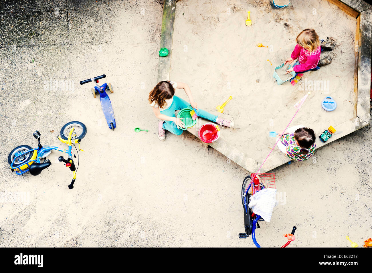 Kinder spielen im Sandkasten von einem Hinterhof, Düsseldorf, Rheinland, Nordrhein-Westfalen, Deutschland Stockfoto
