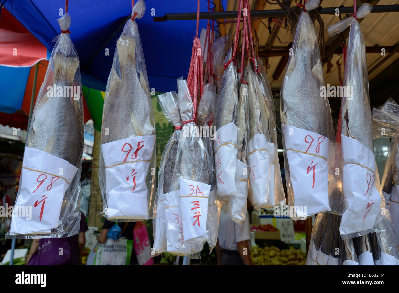 Getrocknete ganze Fische in einem Markt, Kowloon, Hong Kong, China Stockfoto