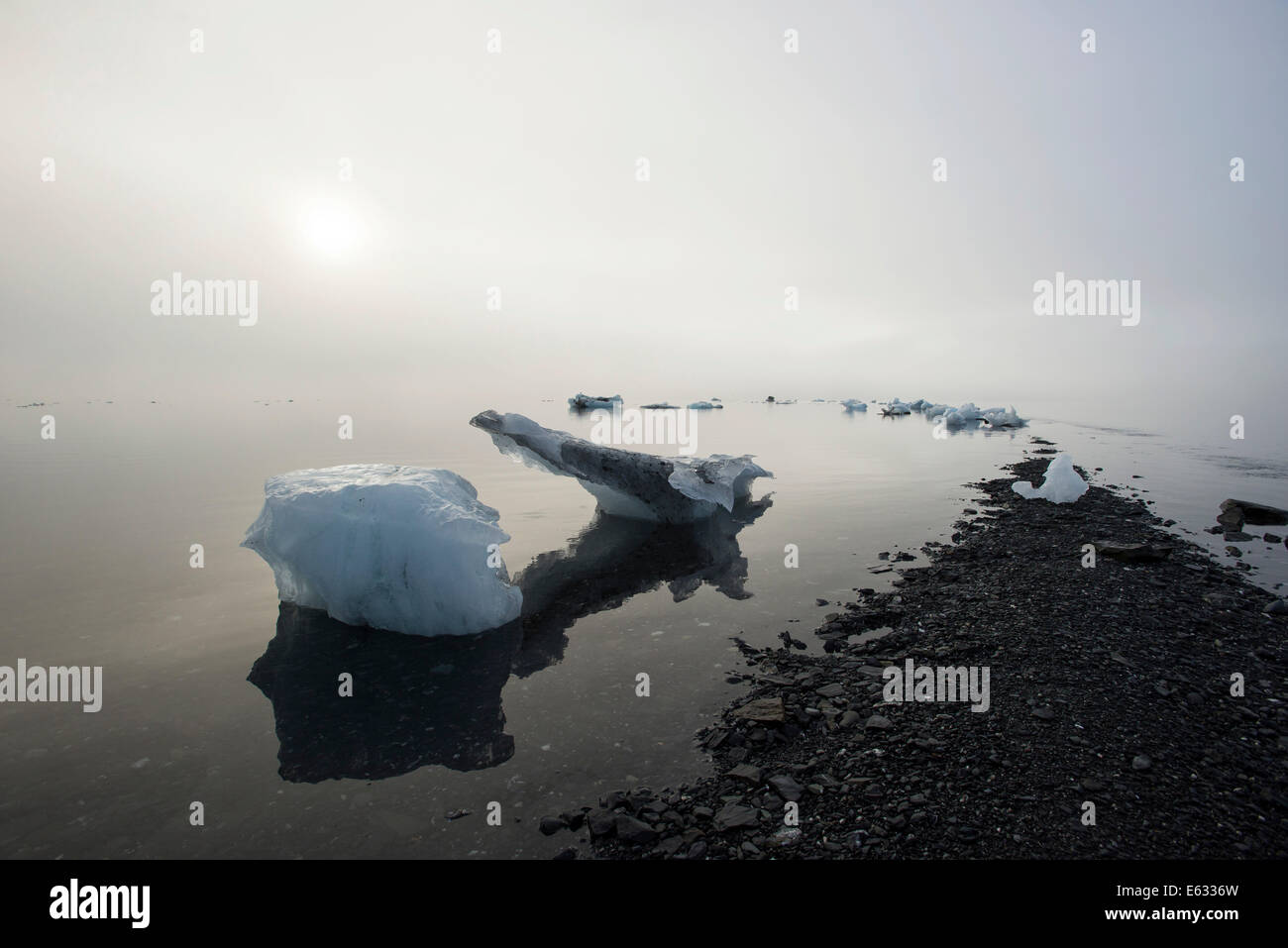 Gestrandete Eisberge und Nebel Zeitpunkt Pakenham, Prince William Sound, Alaska Stockfoto