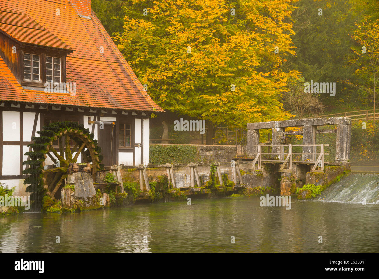 Blautopf blaubeuren mühlrad Fotos und Bildmaterial in hoher Auflösung
