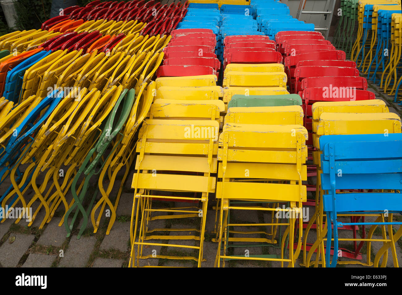 Bunte, gefalteten klappbare Stühle, Bayern, Deutschland Stockfoto