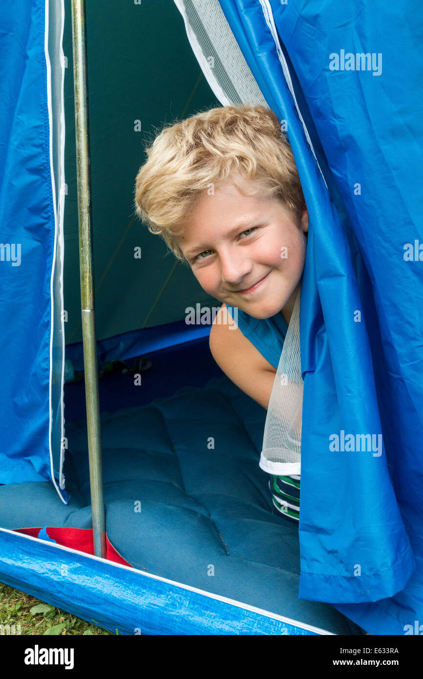 Ein Junge, 10 Jahre aus seinem Zelt suchen Stockfoto