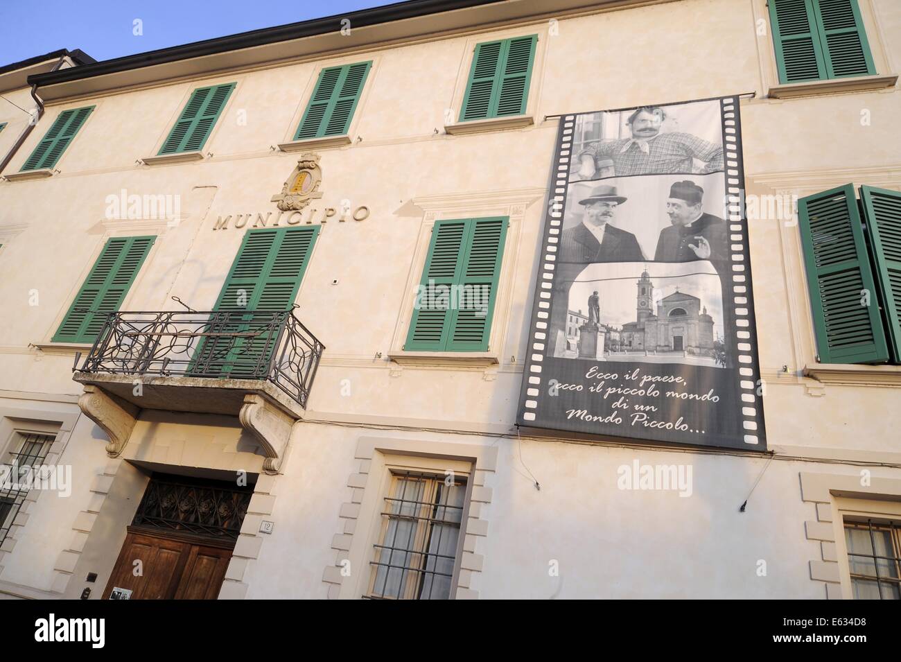 Brescello (Reggio Emilia), das Rathaus mit dem Plakat von Don Camillo und Peppone Filme Stockfoto
