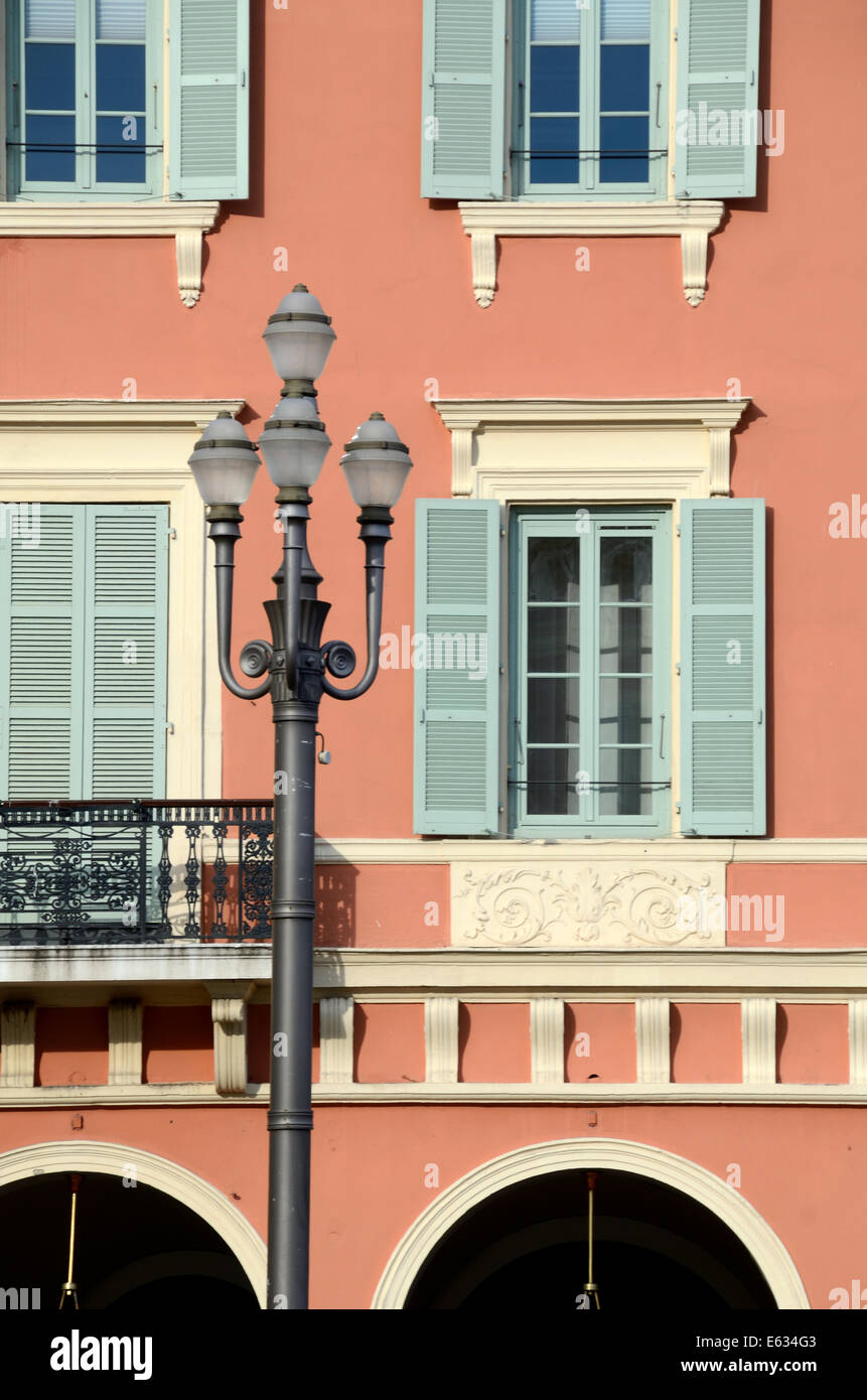 Italienisch anmutenden Fassade des historischen Gebäude, Architektur und Laterne auf dem Place Massena Nice Alpes-Maritimes Frankreich Stockfoto