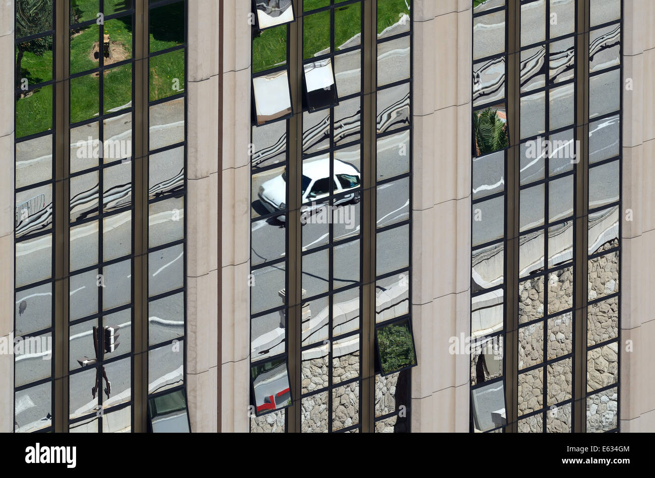 Reflexionen im Spiegel der modernen Bürogebäude oder Straße mit dem Auto auf der Straße Monaco Stockfoto