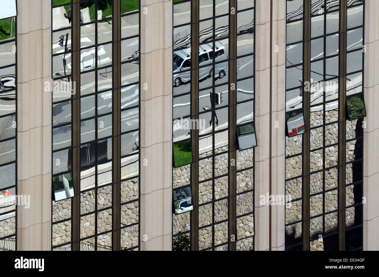 Reflexionen der Straßenszene in Spiegelglas Bürohaus Monaco Stockfoto