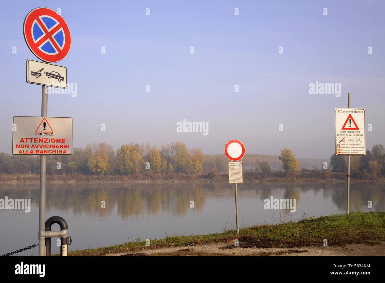Boretto (Reggio Emilia, Italien), Anlegestelle am Fluss Po, Motorboot Stradivari Stockfoto