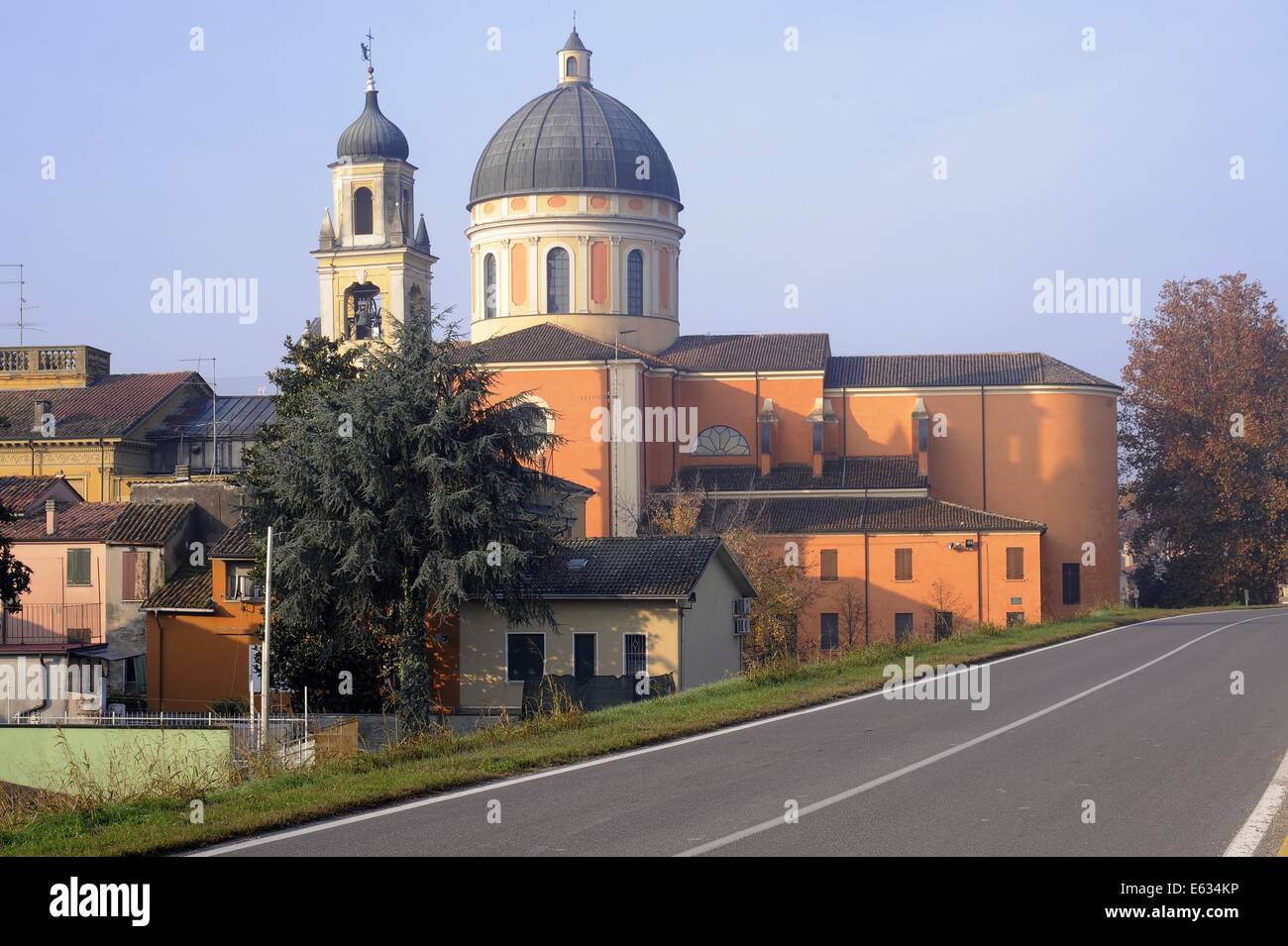Boretto (Reggio Emilia, Italien), Anlegestelle am Fluss Po, Motorboot Stradivari Stockfoto