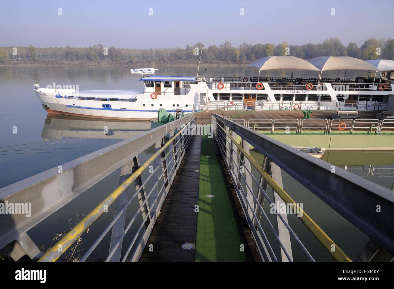 Boretto (Reggio Emilia, Italien), Anlegestelle am Fluss Po, Motorboot Stradivari Stockfoto
