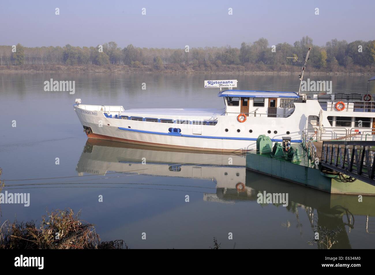 Boretto (Reggio Emilia, Italien), Anlegestelle am Fluss Po, Motorboot Stradivari Stockfoto