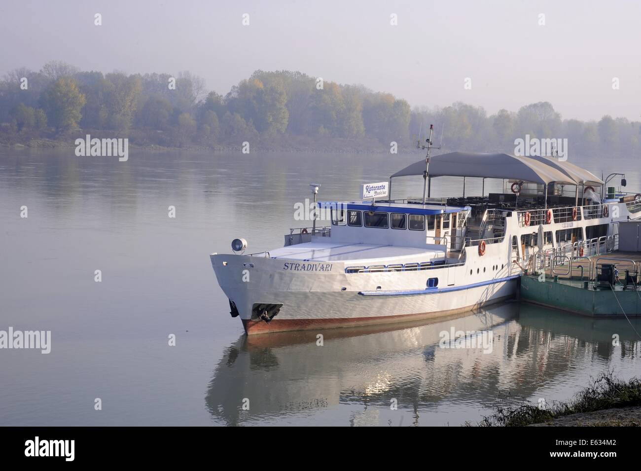Boretto (Reggio Emilia, Italien), Anlegestelle am Fluss Po, Motorboot Stradivari Stockfoto